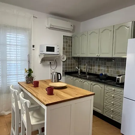 Lanza Palm Apartment
